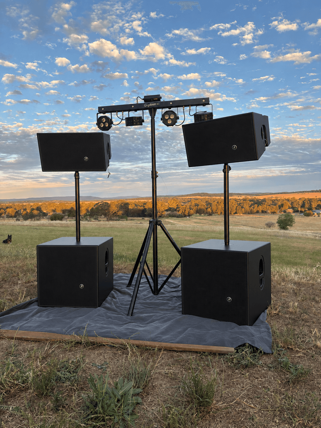 Two Mackie HDA tops on poles either side of a centre GigBAR, with two subwoofers